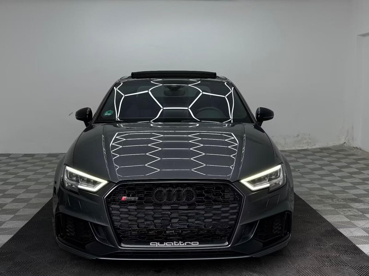 AUDI RS3 BERLINE – 2.5 TFSI 400CH QUATTRO S-TRONIC – GRIS DAYTONA NACRÉ – PACK OPTIQUE NOIR – MOTEUR