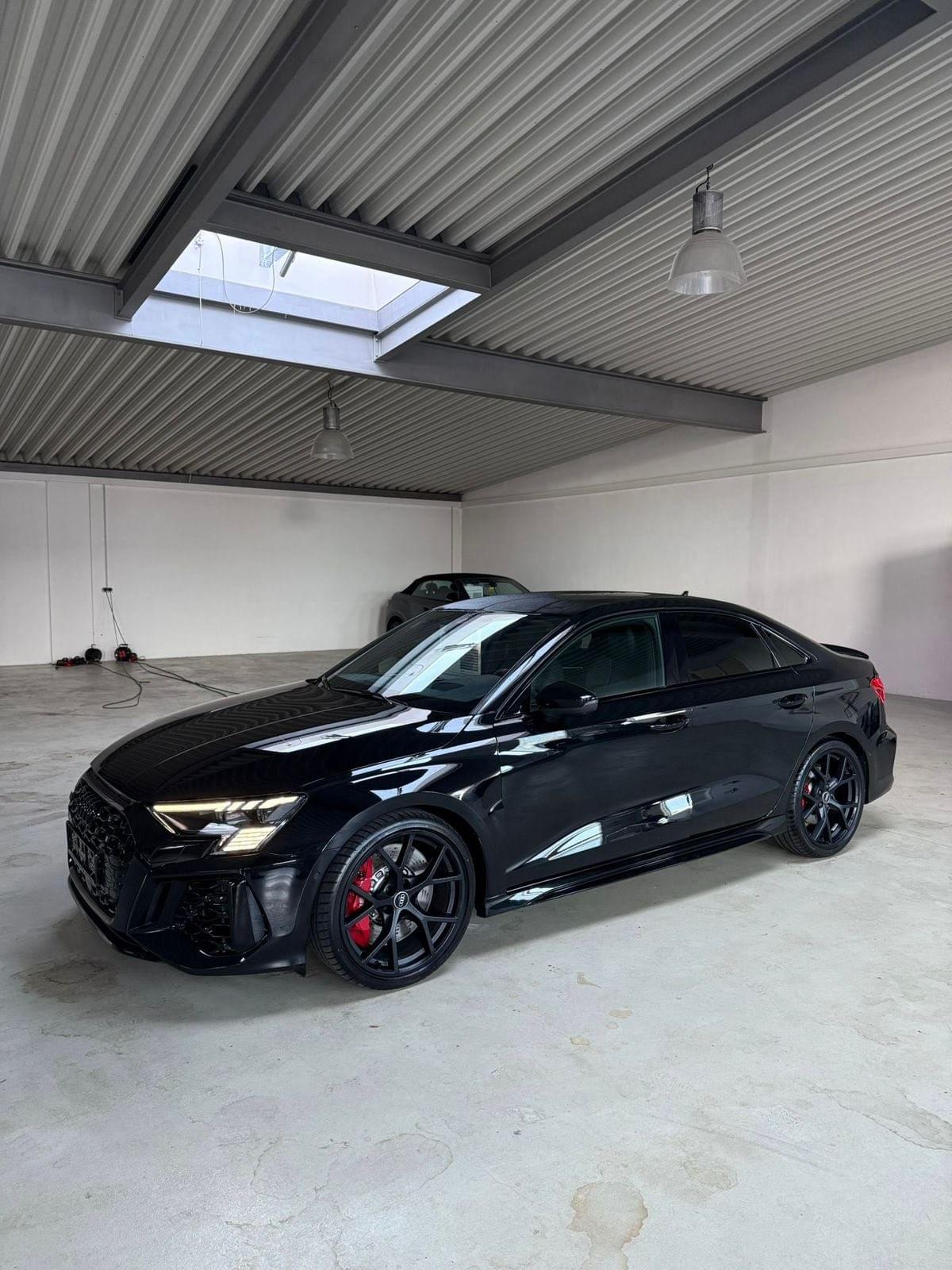 AUDI RS3 SEDAN 8Y – 2.5 TFSI 400 CH QUATTRO S TRONIC – FULL BLACK RS DESIGN ROUGE – MILLÉSIME 2023