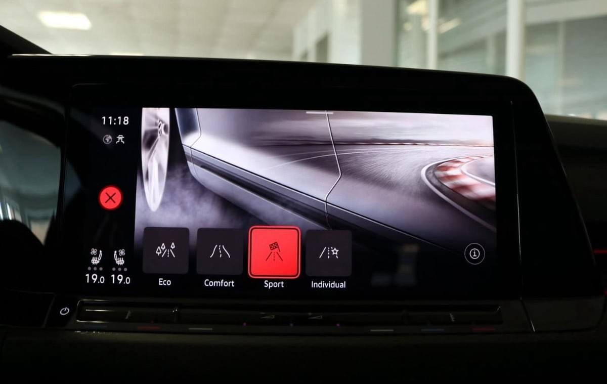 VOLKSWAGEN GOLF 8 GTI – 245 CH - DSG7 – FULL OPTIONS RED MÉTAL