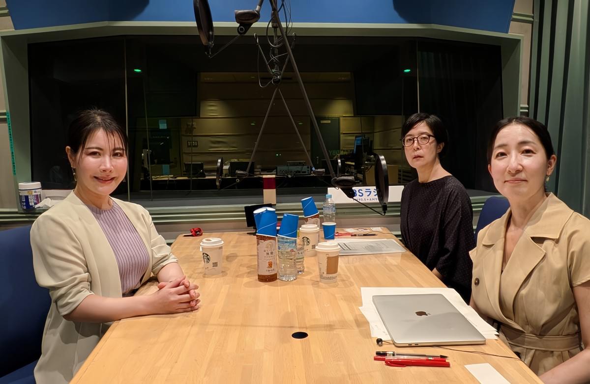 TBSラジオ『嶌信彦 人生百景「志の人たち」』収録スタジオにて。 写真左: VENTURAS 代表・上田代里子 TBSラジオ『嶌信彦 人生百景「志の人たち」』収録スタジオにて。 写真左: VENTURAS 代表・上田代里子