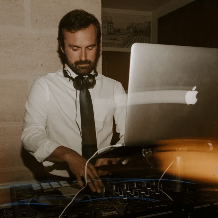 DJ en train de mixer DJ en train de mixer