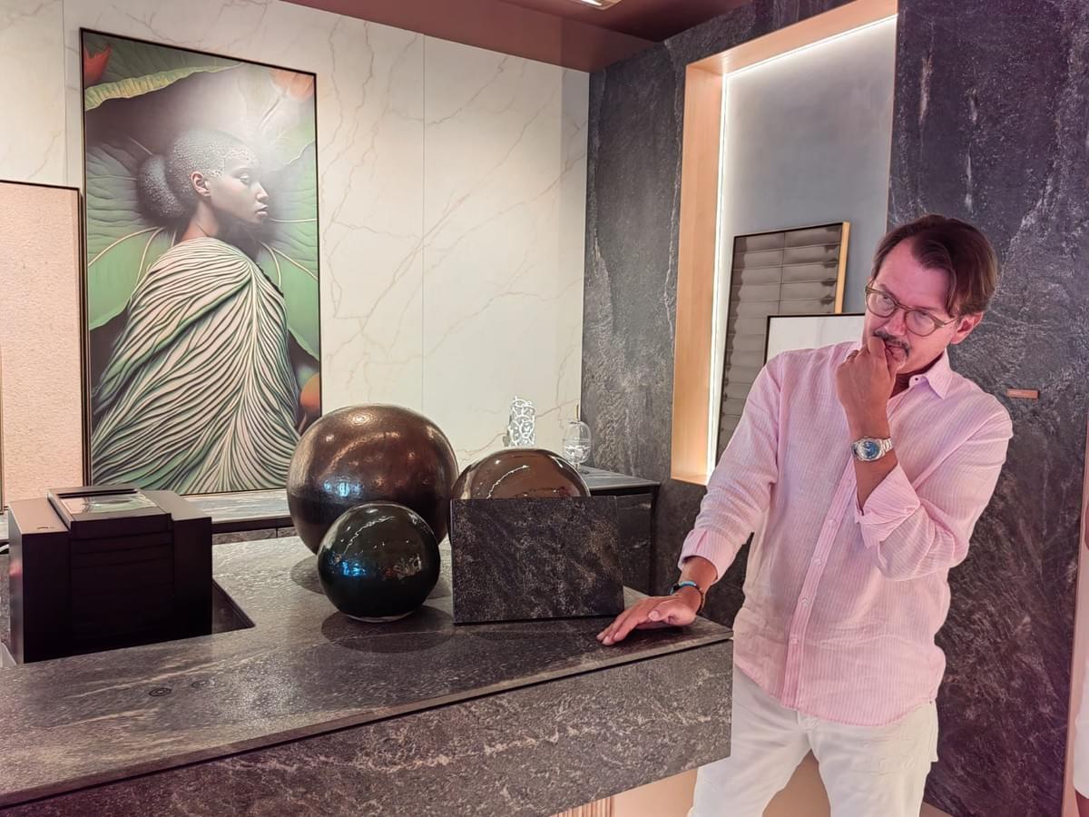 Olaf Masson, Founder & Chief Executive Officer d’Entrepôt de la Pierre, tout fier de présenter le nouveau showroom implanté dans le Pinpoint Business Park, Calebasses Olaf Masson, Founder & Chief Executive Officer d’Entrepôt de la Pierre, tout fier de présenter le nouveau showroom implanté dans le Pinpoint Business Park, Calebasses