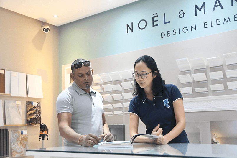 Sharon Koo en discussion avec Rakesh Seedheeyan, client et expert en faux plafonds, dans le showroom de Beau-Bassin. Sharon Koo en discussion avec Rakesh Seedheeyan, client et expert en faux plafonds, dans le showroom de Beau-Bassin.