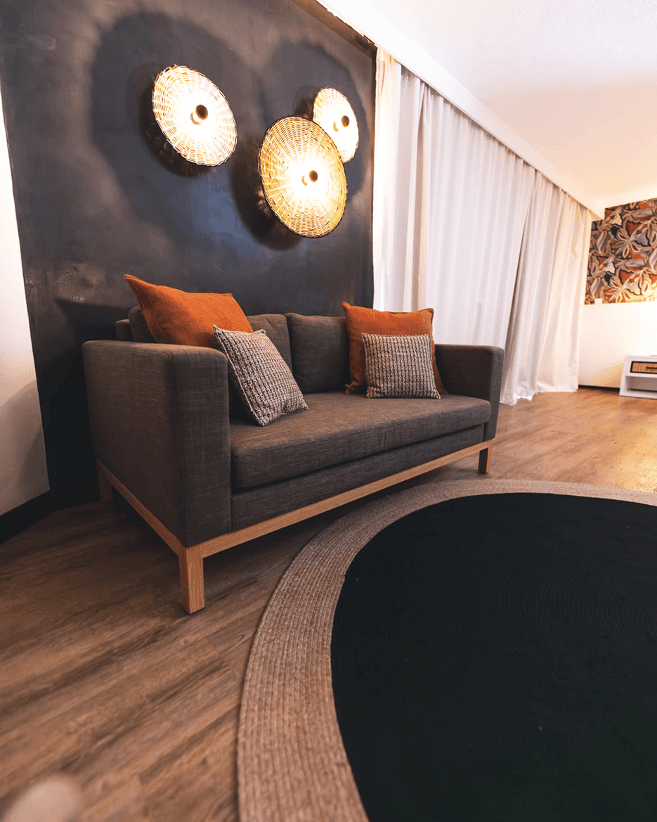 Dans un secteur où l’importation a progressivement dicté ses standards, Atelier Déco tient une ligne différente. Pas par nostalgie. Par conviction. Et les résultats parlent d’eux-mêmes. Dans un secteur où l’importation a progressivement dicté ses standards, Atelier Déco tient une ligne différente. Pas par nostalgie. Par conviction. Et les résultats parlent d’eux-mêmes.