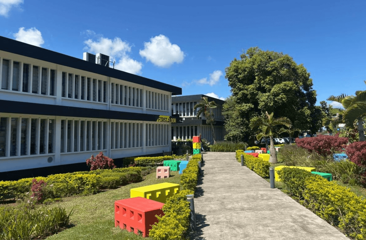 Vue extérieure de Nouvelle Usine à Mangalkhan, Floréal, avec ses bâtiments régénérés et ses jardins paysagers, certifiée LEED Platinum. Vue extérieure de Nouvelle Usine à Mangalkhan, Floréal, avec ses bâtiments régénérés et ses jardins paysagers, certifiée LEED Platinum.