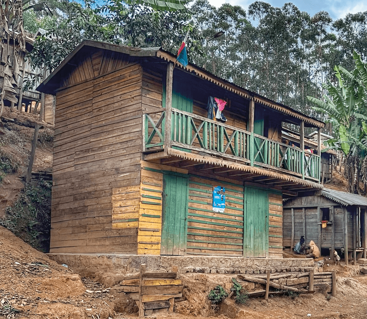 À TRAVERS L’ARCHIPEL DE L’OCÉAN INDIEN, CHAQUE MAISON, CHAQUE VARANGUE, CHAQUE MUR DE PIERRE N’EST PAS SEULEMENT UN OBJET BÂTI : C’EST UN FRAGMENT DE MÉMOIRE, UNE MANIÈRE D’HABITER LA TERRE. www.kiltir.org À TRAVERS L’ARCHIPEL DE L’OCÉAN INDIEN, CHAQUE MAISON, CHAQUE VARANGUE, CHAQUE MUR DE PIERRE N’EST PAS SEULEMENT UN OBJET BÂTI : C’EST UN FRAGMENT DE MÉMOIRE, UNE MANIÈRE D’HABITER LA TERRE. www.kiltir.org