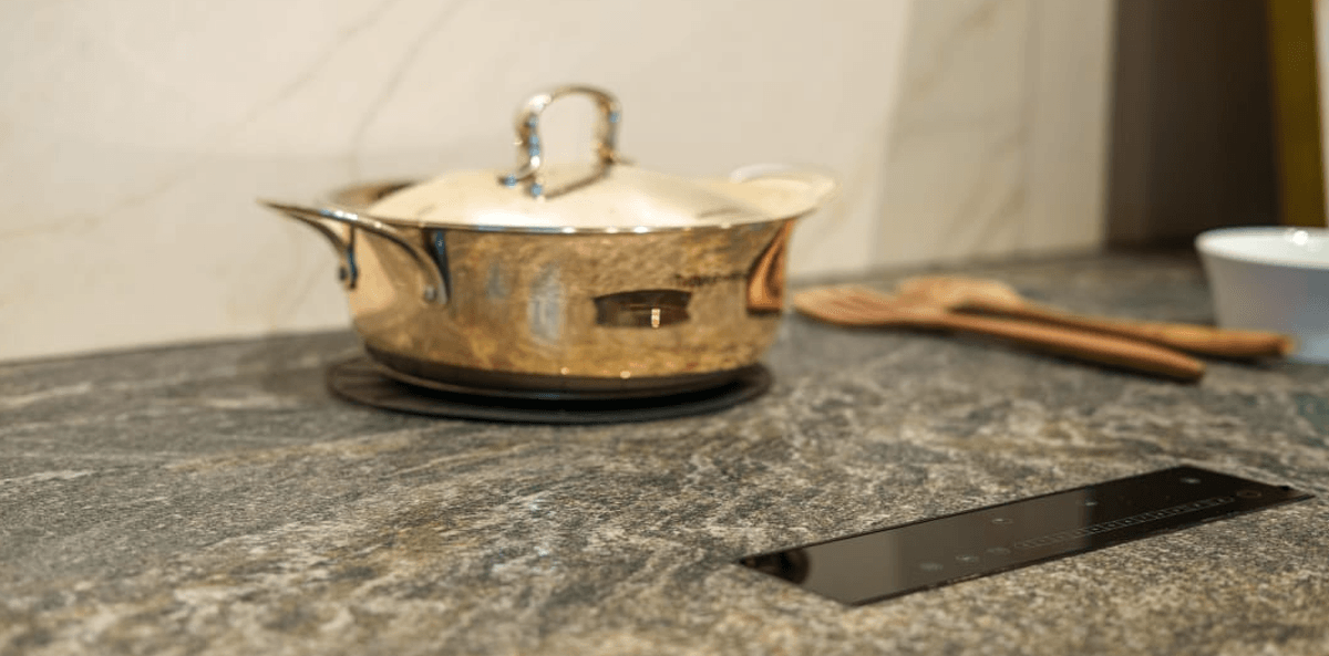 Plaque de cuisson à induction dissimulée sous une dalle céramique de 12 à 20 mm d’épaisseur, présenté dans le nouveau showroom de Entrepot de la Pierre Plaque de cuisson à induction dissimulée sous une dalle céramique de 12 à 20 mm d’épaisseur, présenté dans le nouveau showroom de Entrepot de la Pierre