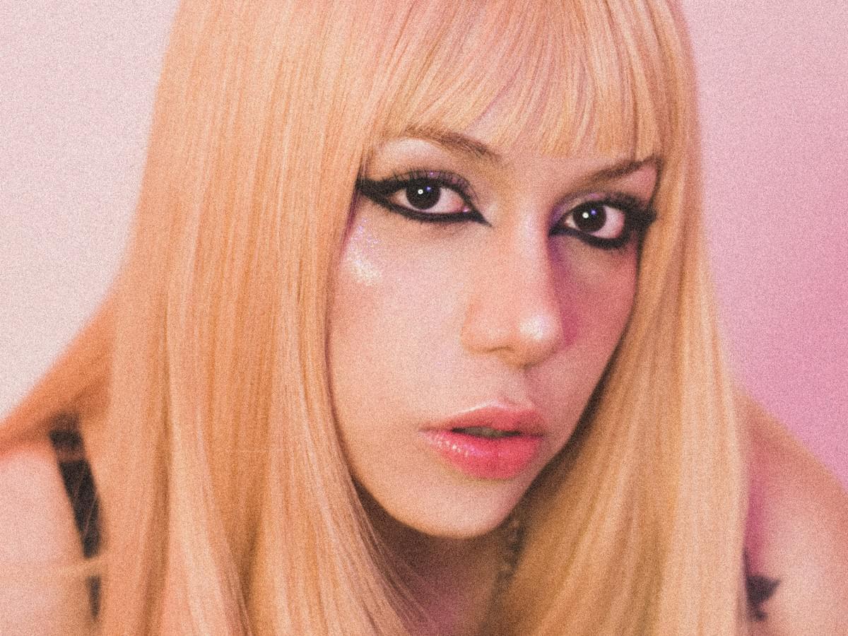 selling hair extensions showcased in various styles selling hair extensions showcased in various styles