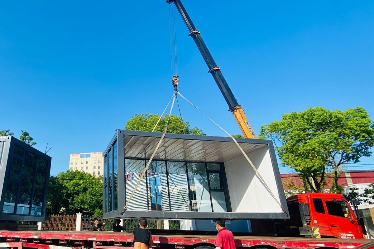 مبانٍ قابلة للفك والتركيب بتصميم عصري مبانٍ قابلة للفك والتركيب بتصميم عصري