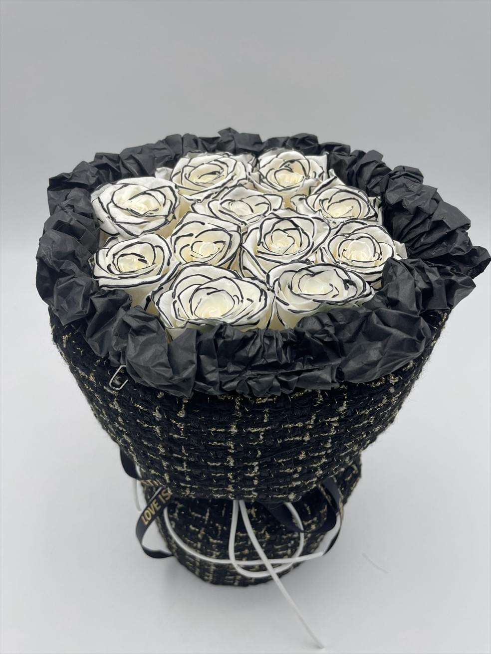 Beautiful floral arrangement perfect for decorating your Halloween party with flowers online Beautiful floral arrangement perfect for decorating your Halloween party with flowers online