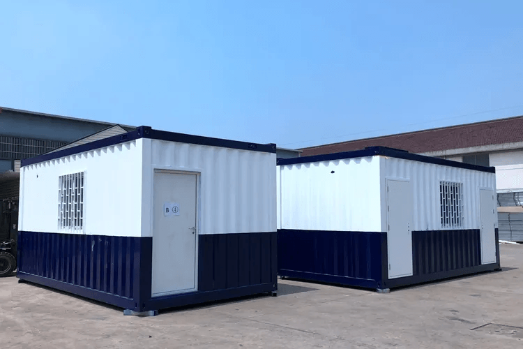 مخزن خارجي جاهز لتخزين الأدوات والمعدات بشكل مرتب مخزن خارجي جاهز لتخزين الأدوات والمعدات بشكل مرتب