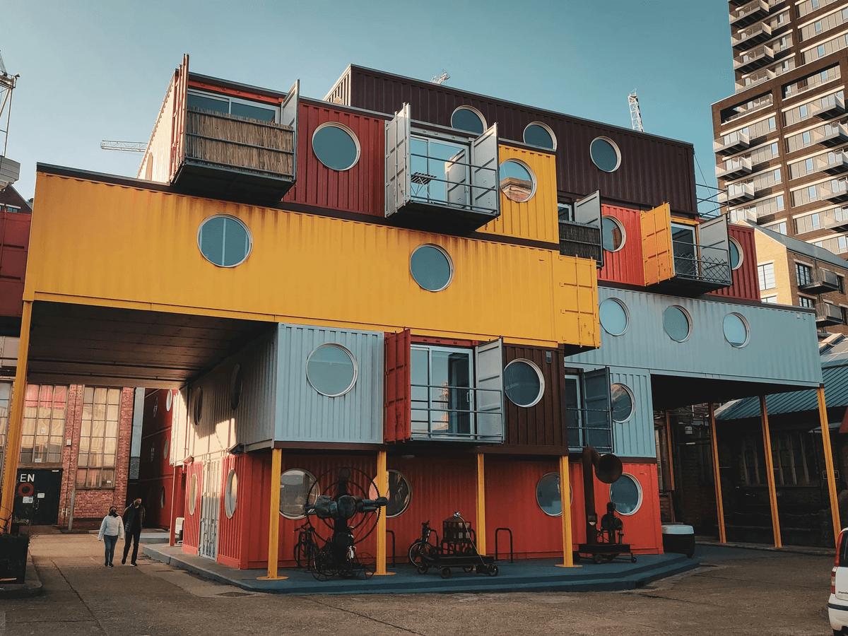 edificios de apartamentos modulares modernos rodeados por naturaleza. edificios de apartamentos modulares modernos rodeados por naturaleza.