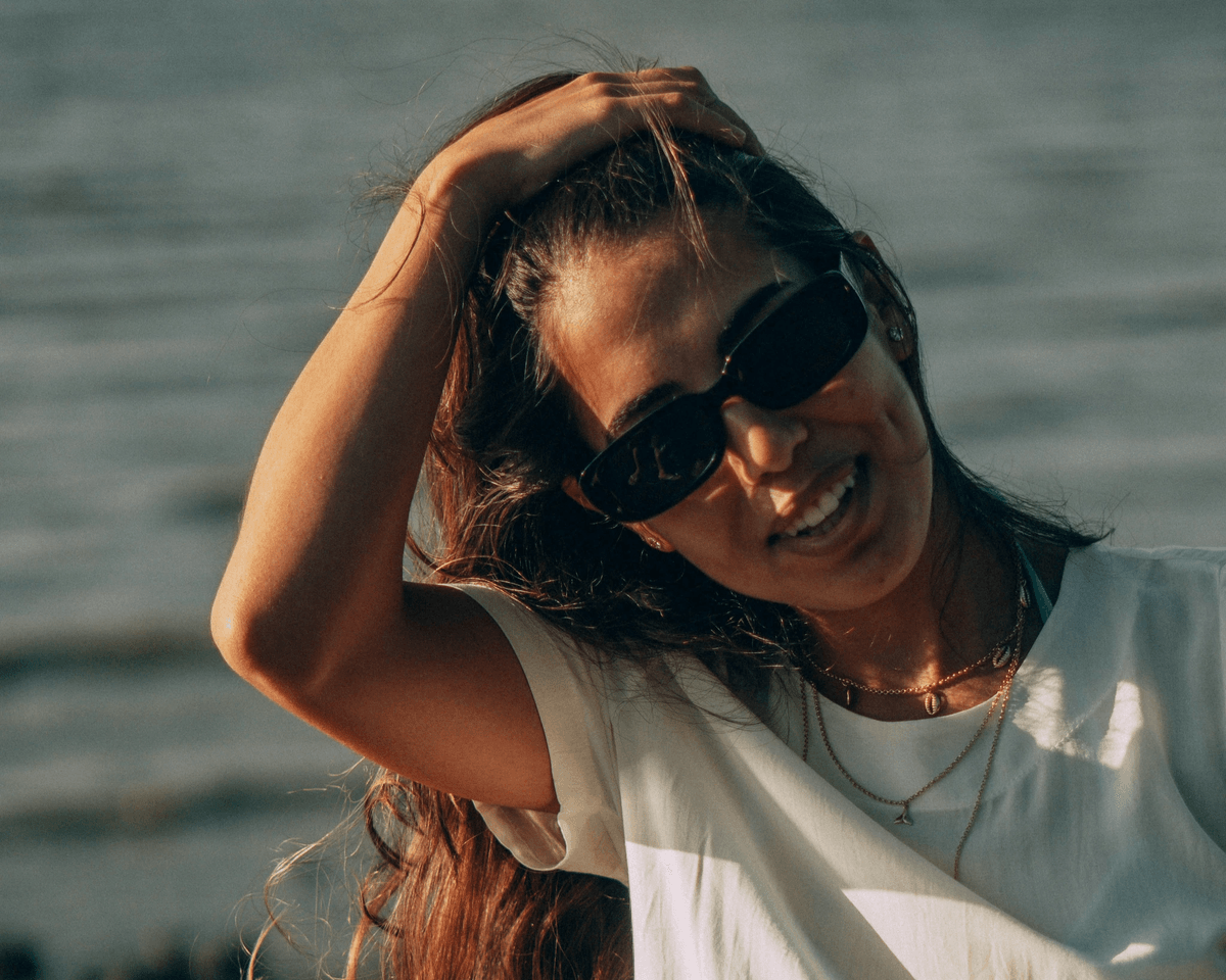 How to wear sunglasses stylishly at the beach How to wear sunglasses stylishly at the beach
