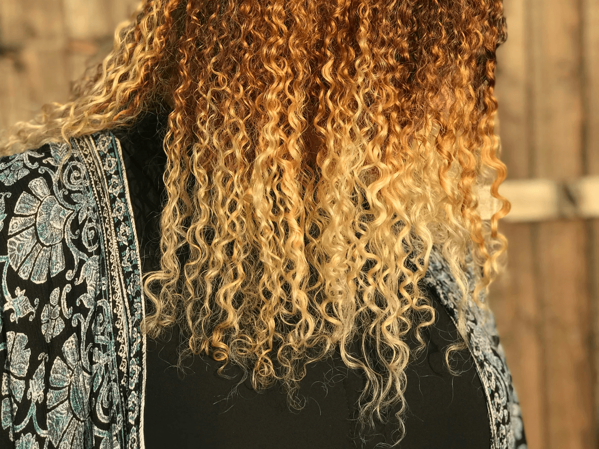 Ombre Hairstyle featuring shiny caramel tones on wavy hair Ombre Hairstyle featuring shiny caramel tones on wavy hair