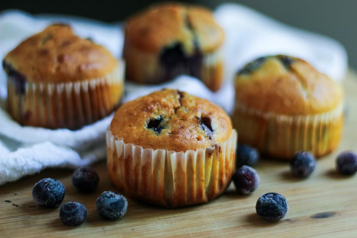 Versatile plastic containers for bakery goods showcasing assorted treats. Versatile plastic containers for bakery goods showcasing assorted treats.