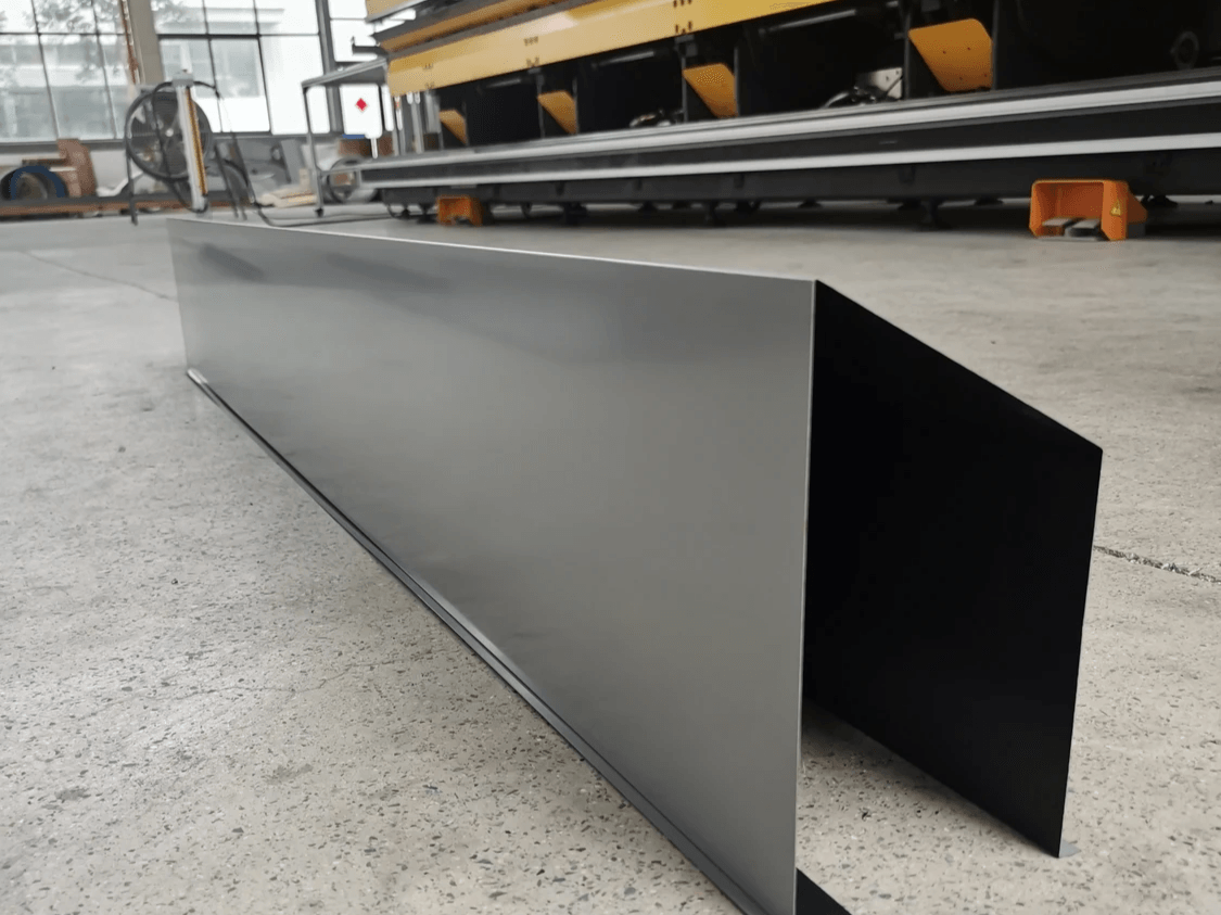 Long architectural profiles move through a clear staging route Long architectural profiles move through a clear staging route