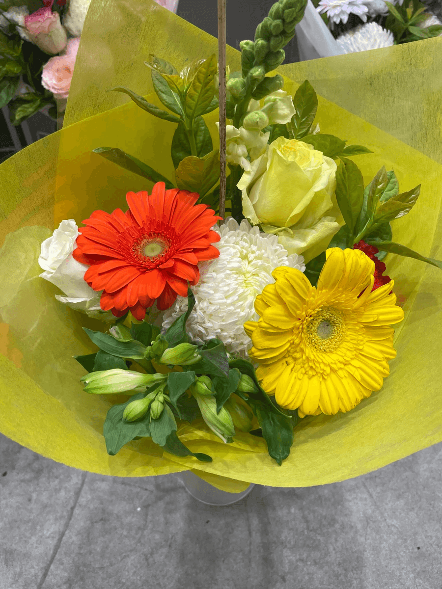 Stunning corporate flowers melbourne arrangement on an office desk Stunning corporate flowers melbourne arrangement on an office desk