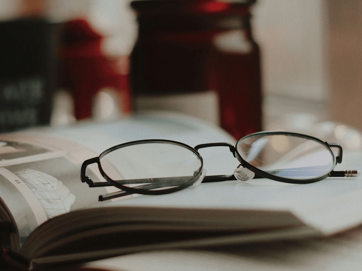 Types of multifocal lenses represented by bifocals. Types of multifocal lenses represented by bifocals.