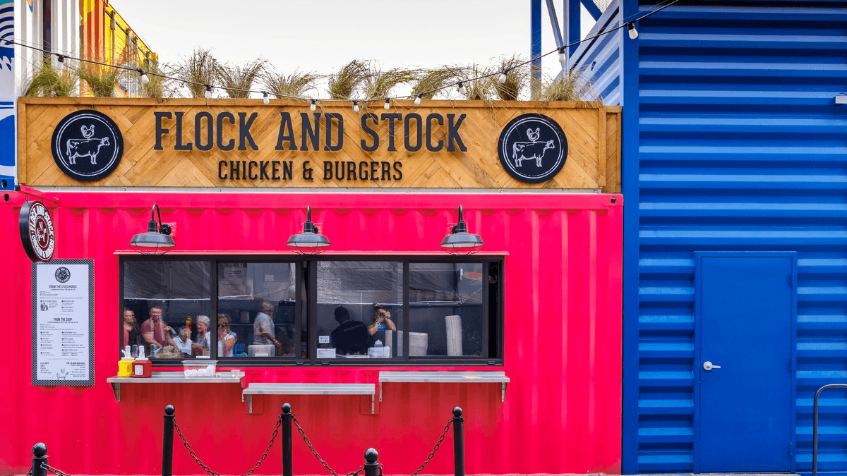 Contenedor restaurante con diseño innovador y colorido. Contenedor restaurante con diseño innovador y colorido.