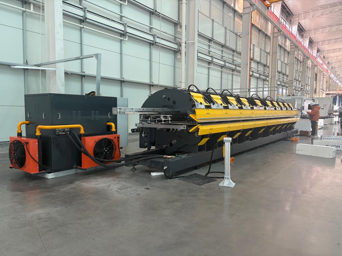 Automatic sheet support holding a long blank on a double folder Automatic sheet support holding a long blank on a double folder