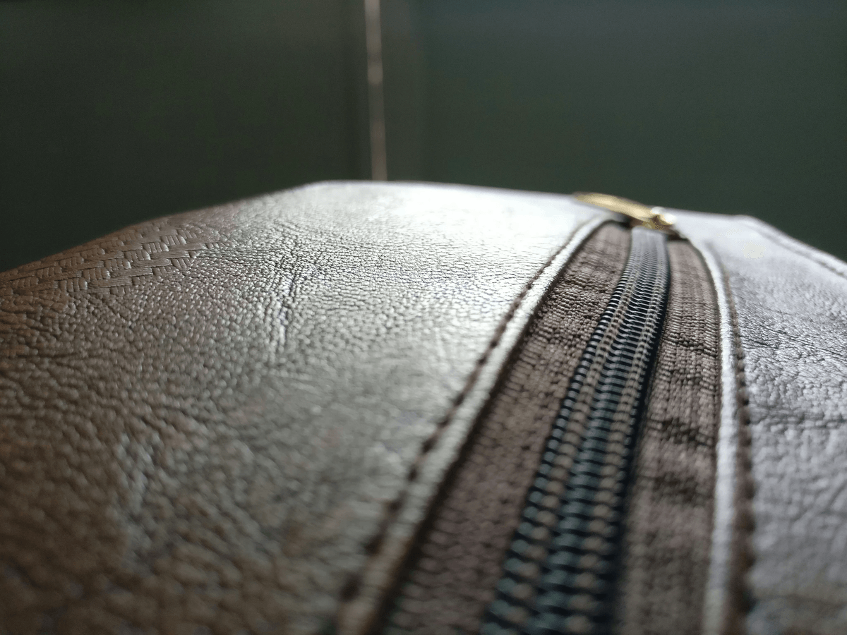 Leather bag inspection process including Smell Test, seam strength test, Zipper twisting test. Leather bag inspection process including Smell Test, seam strength test, Zipper twisting test.