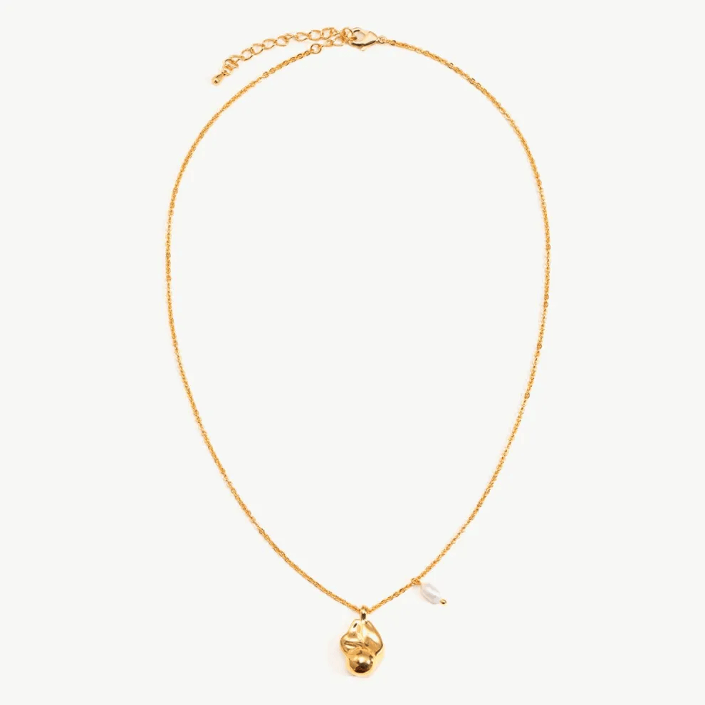 Stunning gold pearl choker necklace showcasing elegance. Stunning gold pearl choker necklace showcasing elegance.