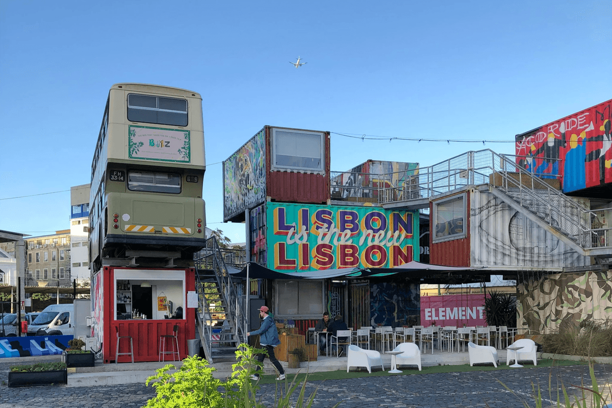 Espacios creados con contenedores plegables Espacios creados con contenedores plegables