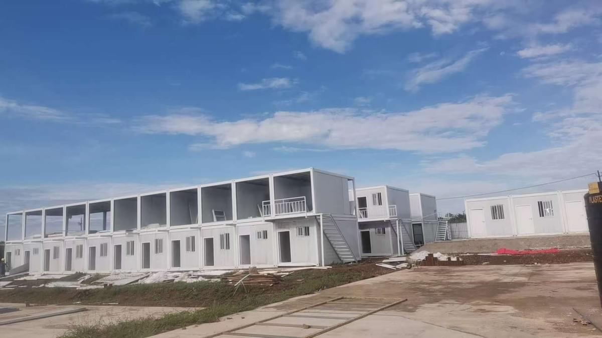 بيوت جاهزة متنوعة تُظهر تصميمات مختلفة بيوت جاهزة متنوعة تُظهر تصميمات مختلفة