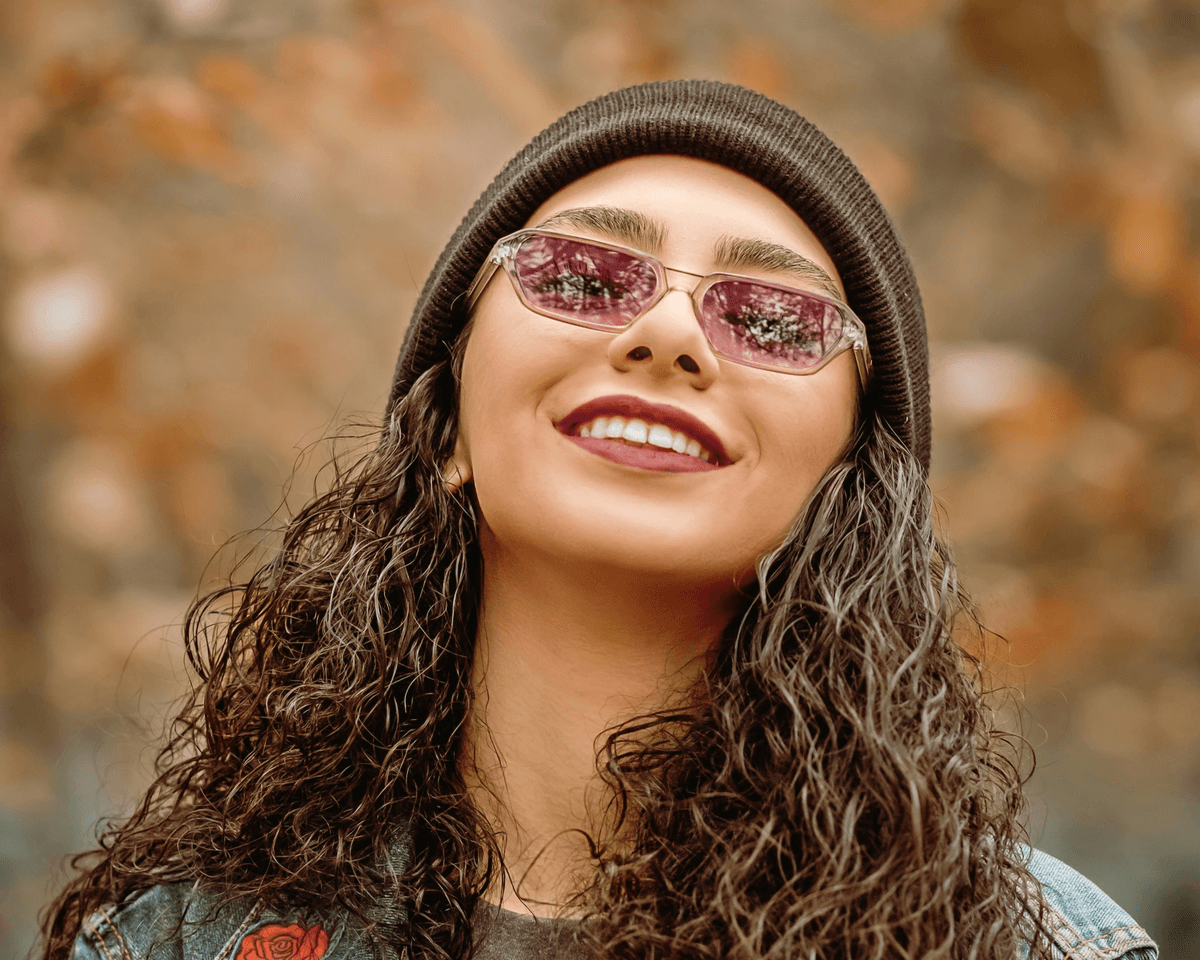 Stylish eyeglasses suitable for those with a diamond face shape Stylish eyeglasses suitable for those with a diamond face shape