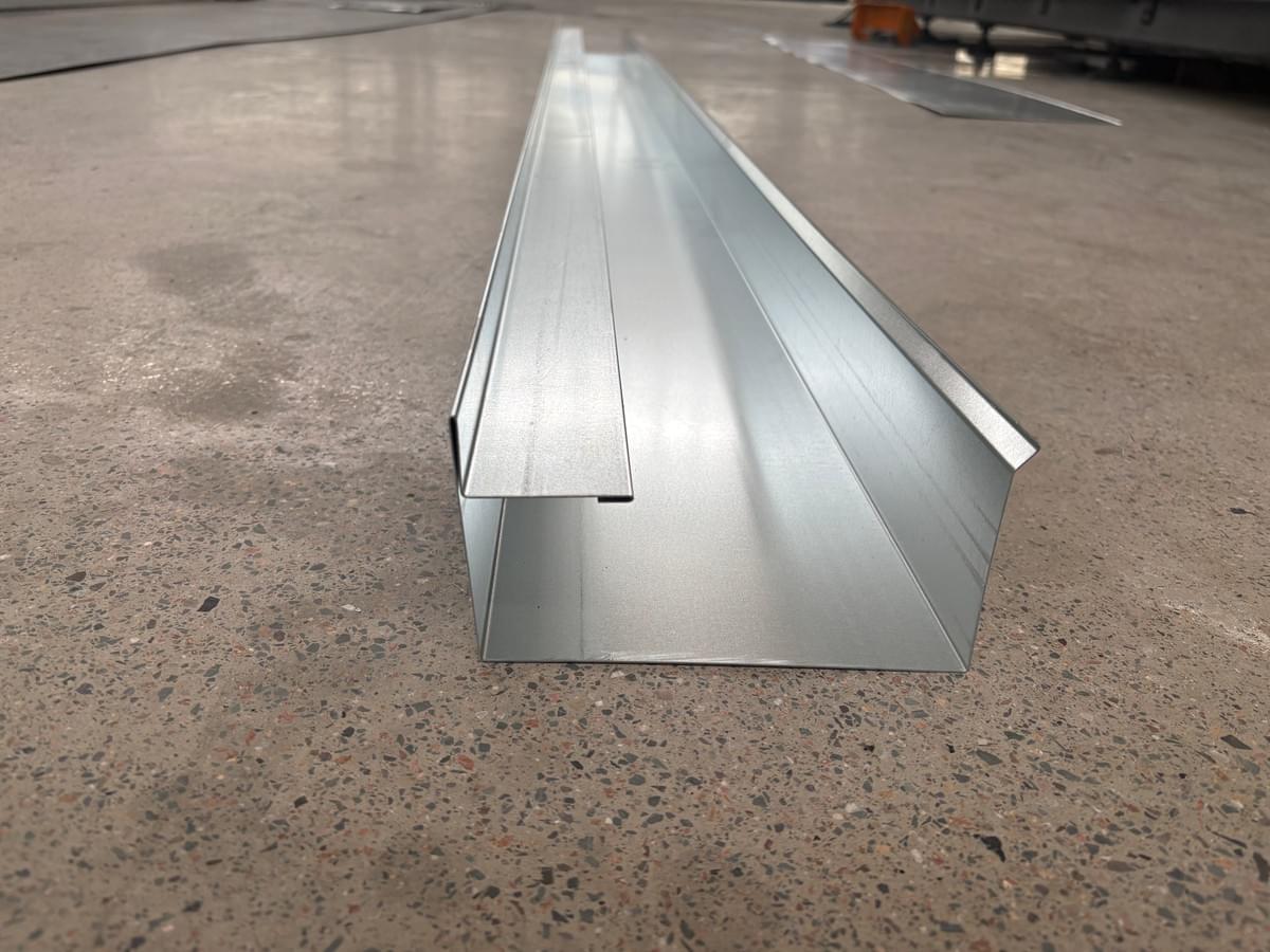 Automatic sheet metal folding machine producing roofing trim Automatic sheet metal folding machine producing roofing trim