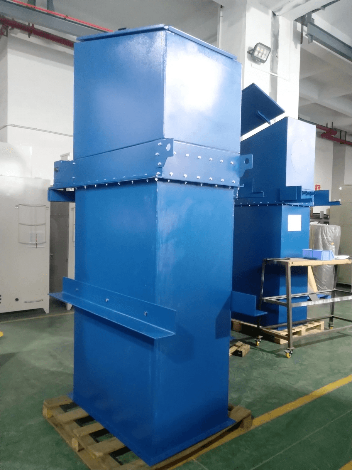 Modern industrial facility showing several dust collector types for system comparison Modern industrial facility showing several dust collector types for system comparison