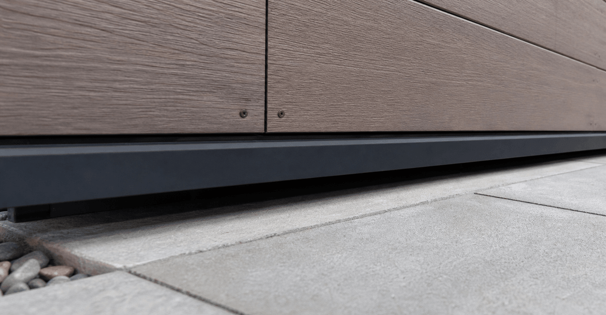 Exterior wall cladding lower edge with drainage clearance Exterior wall cladding lower edge with drainage clearance