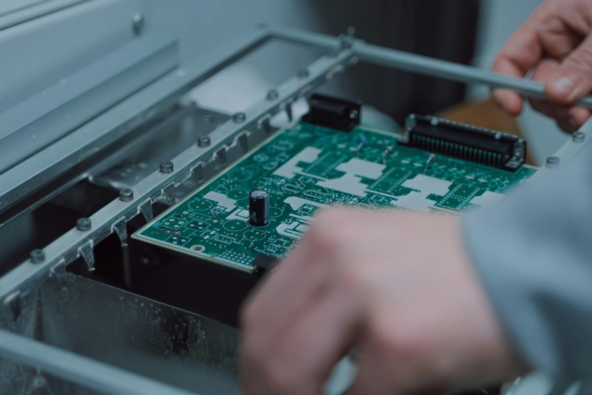 China PCB manufacturer showcasing advanced technology in production. China PCB manufacturer showcasing advanced technology in production.