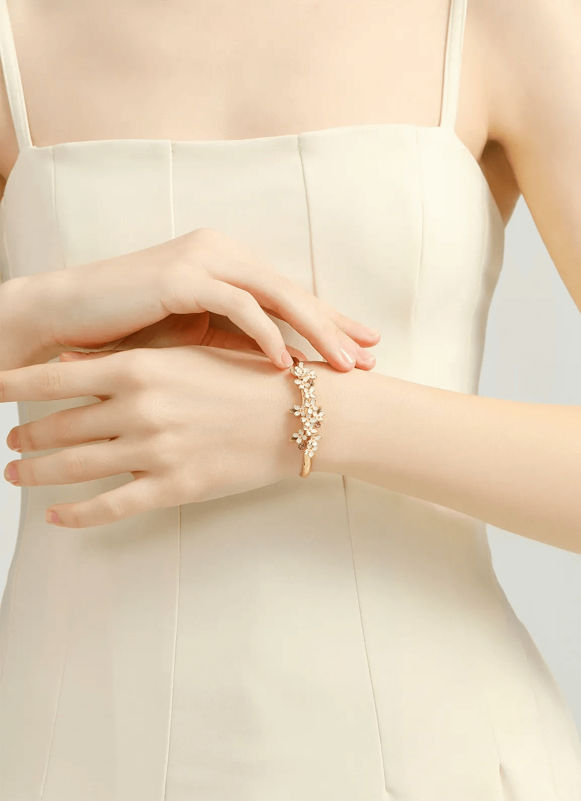 Stunning flower bracelet design showcasing elegance in layering. Stunning flower bracelet design showcasing elegance in layering.