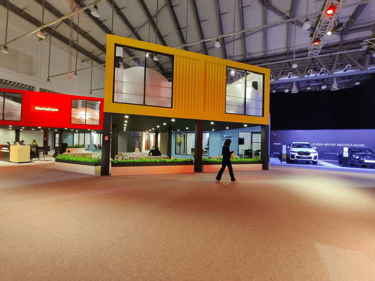 Contenedor food truck atractivo sirviendo comida deliciosa. Contenedor food truck atractivo sirviendo comida deliciosa.