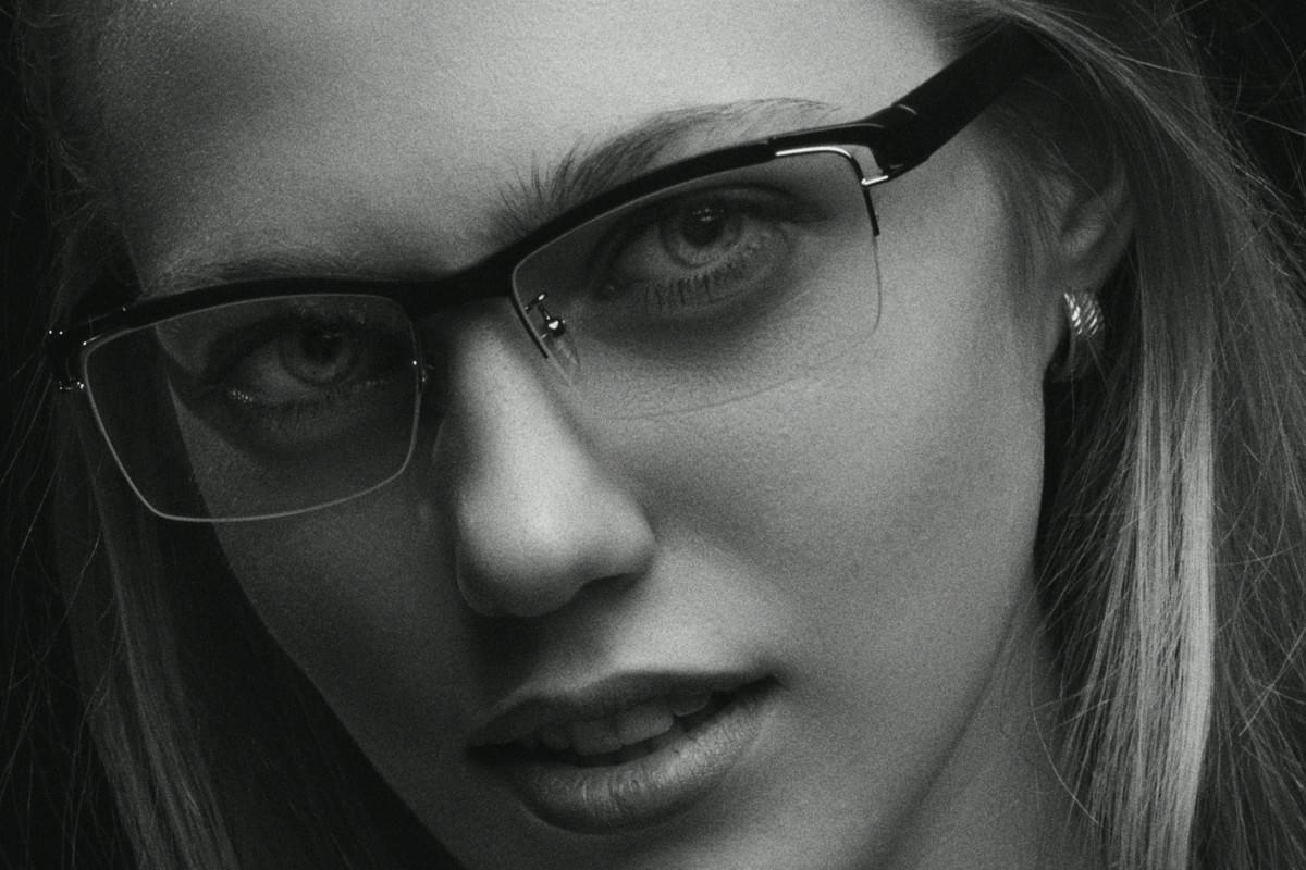 Are rimless glasses fragile? Stylish design without full frames. Are rimless glasses fragile? Stylish design without full frames.