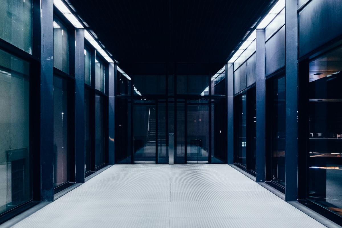 DNS failover path with primary and backup resolution sources DNS failover path with primary and backup resolution sources