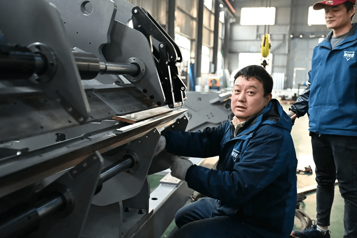 Finished roofing and facade sheet metal profiles stacked after automated folding Finished roofing and facade sheet metal profiles stacked after automated folding