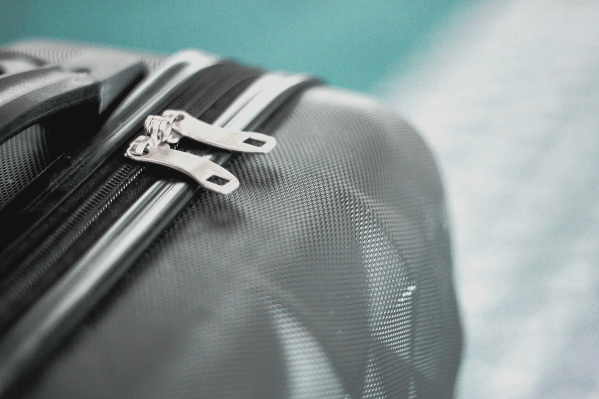 Bags and Suitcases Inspection focusing on zipper longevity during fatigue testing. Bags and Suitcases Inspection focusing on zipper longevity during fatigue testing.