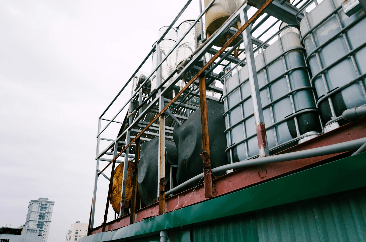 Inspection of storage tank exterior with tools and reports Inspection of storage tank exterior with tools and reports