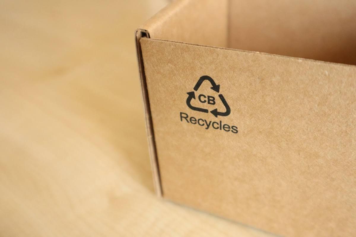 Caja de cartón ecológica con sello de ideas de embalaje. Caja de cartón ecológica con sello de ideas de embalaje.