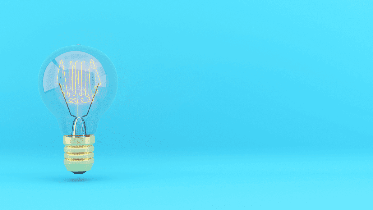 Gloeilamp op blauwe achtergrond Gloeilamp op blauwe achtergrond