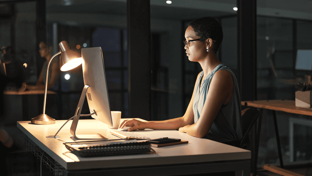 Kobieta tworzy własne portfolio marketingowe Kobieta tworzy własne portfolio marketingowe