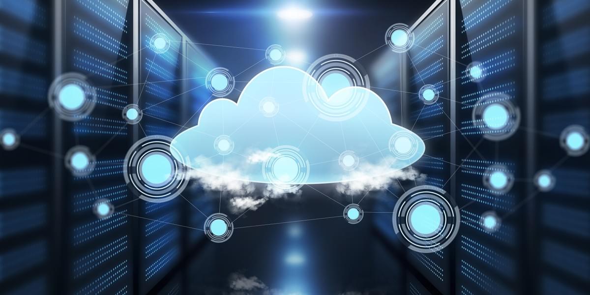 Holograma de nube virtual sobre una sala de servidores futurista Holograma de nube virtual sobre una sala de servidores futurista