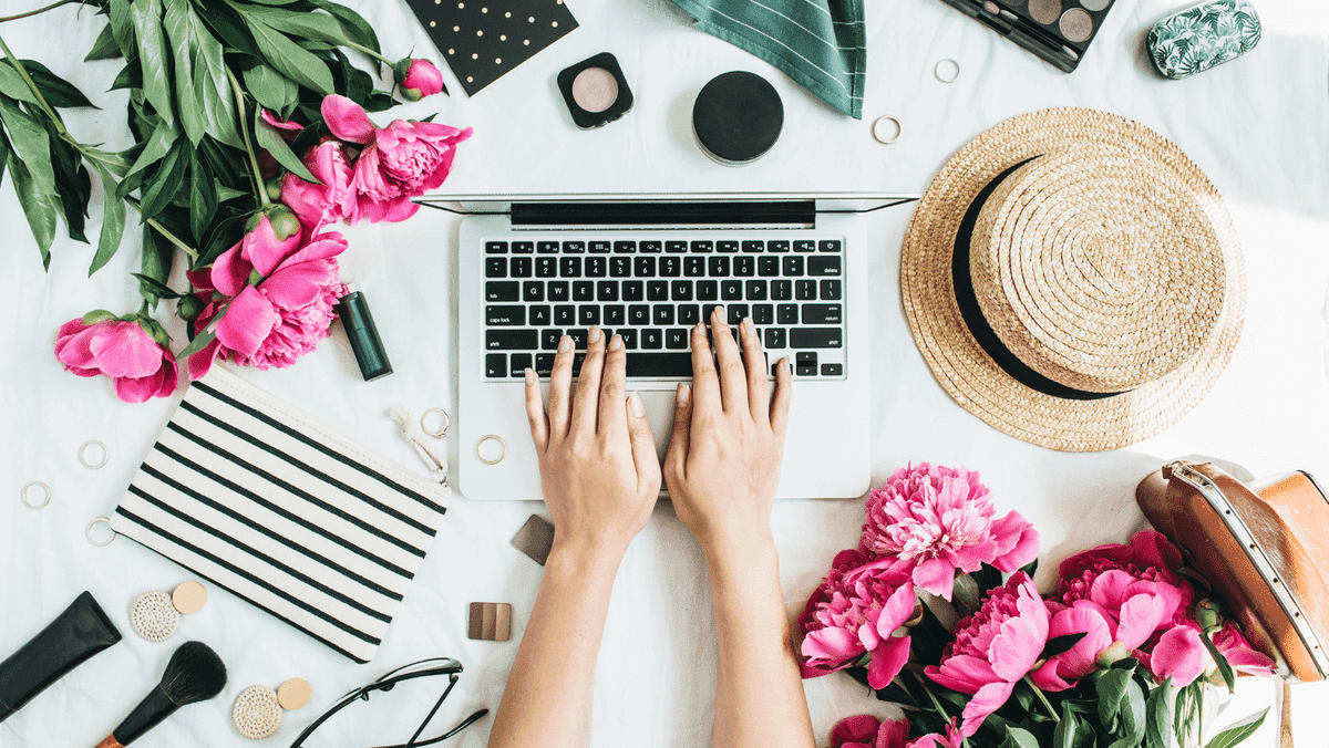 Kobieta blogująca na laptopie Kobieta blogująca na laptopie