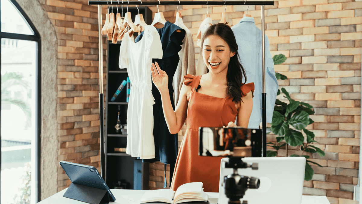 Influencer de sex feminin care vinde haine online Influencer de sex feminin care vinde haine online