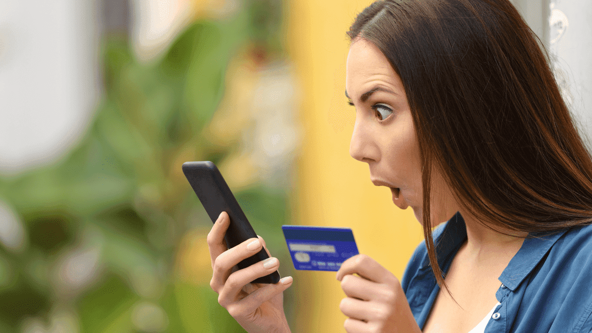Uma mulher parecendo surpresa depois de ver uma oferta de marketing incrível Uma mulher parecendo surpresa depois de ver uma oferta de marketing incrível