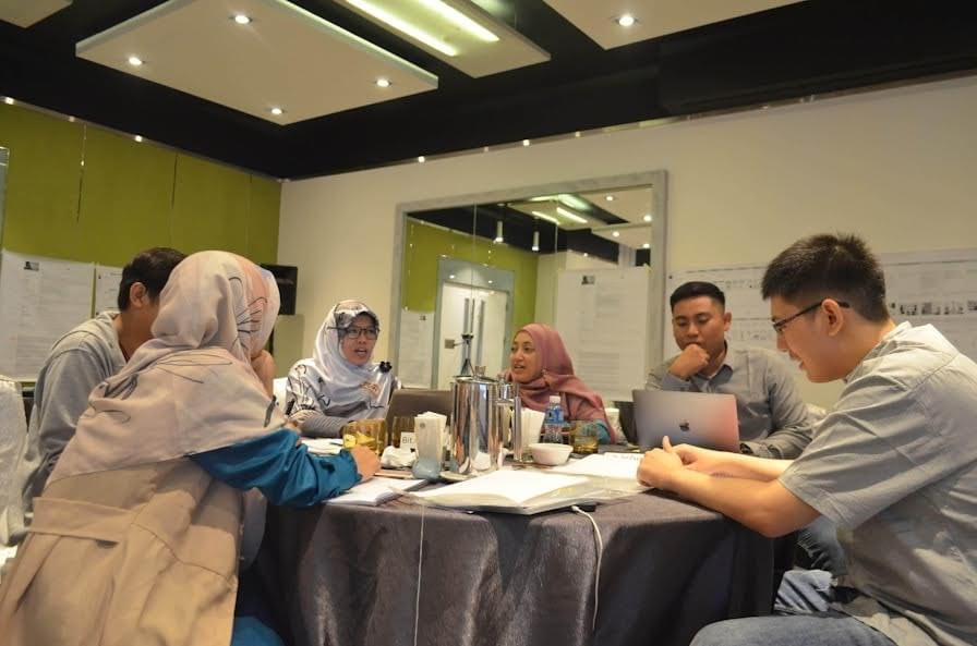Para profesional bisnis global bertukar pikiran tentang ide-ide inovatif Para profesional bisnis global bertukar pikiran tentang ide-ide inovatif