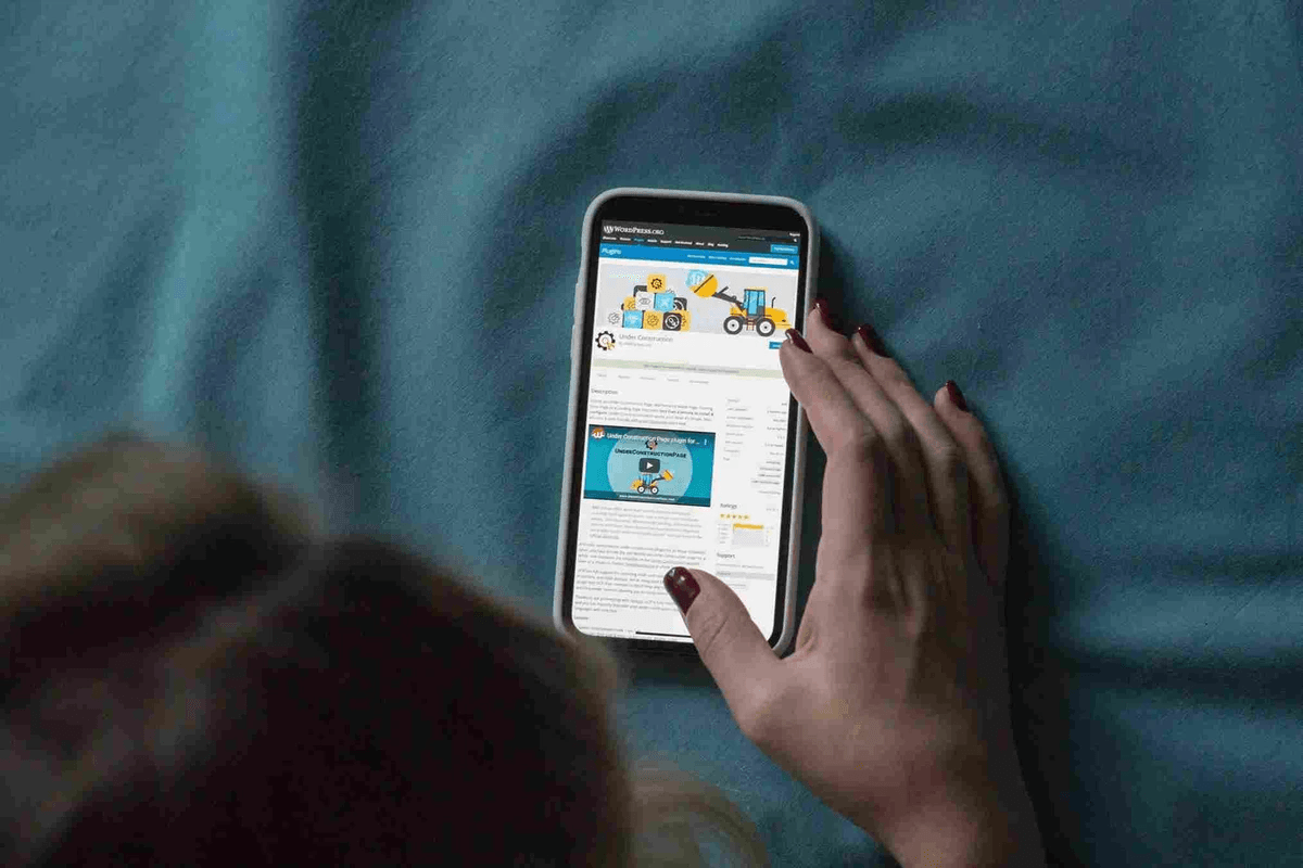 pessoa a segurar um Samsung branco pessoa a segurar um Samsung branco