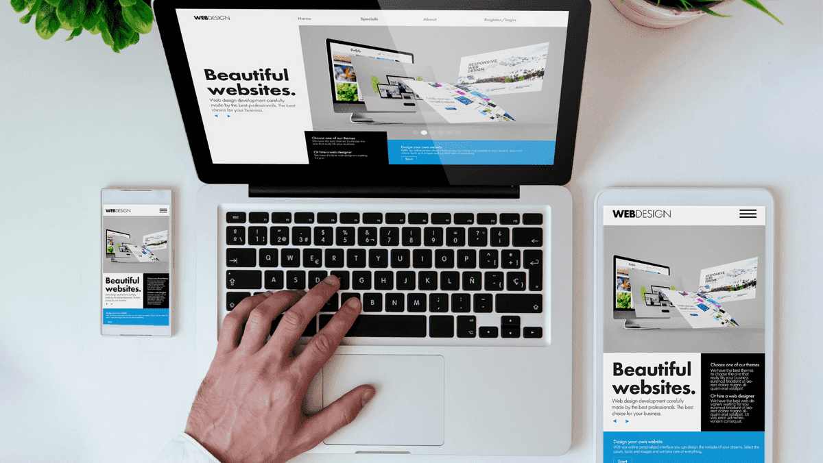 Homem construindo um site em seu laptop Homem construindo um site em seu laptop